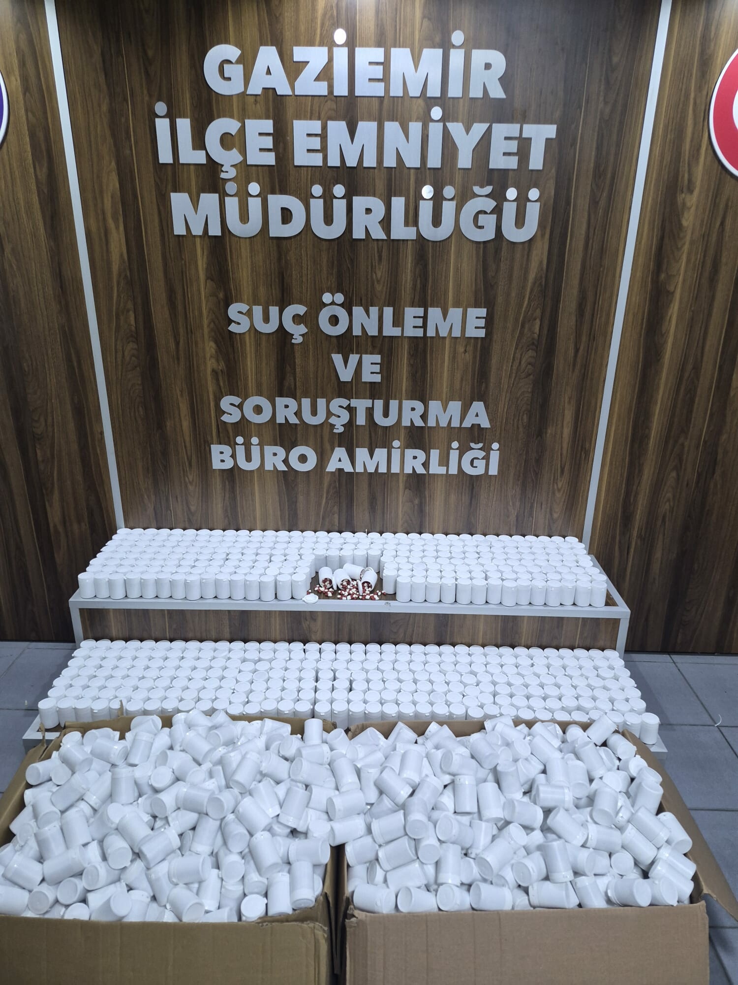 İzmir'de uyuşturucu operasyonu: 105 bin 270 sentetik ecza ele geçirildi